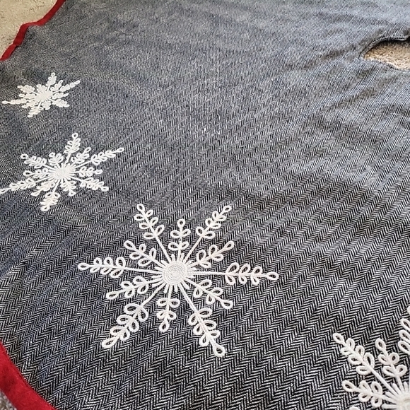 Christmas Tree Skirt With Snowflakes Gray Red 55" - Picture 3 of 7